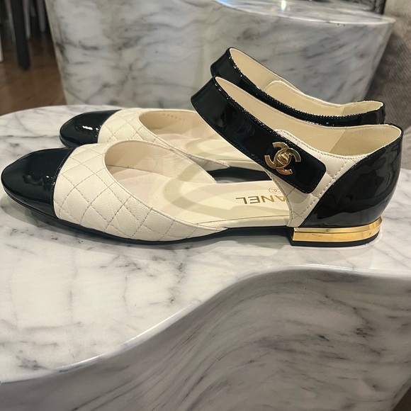 Authentic CHANEL Flat Mary Jane, lightly used - Picture 6 of 8